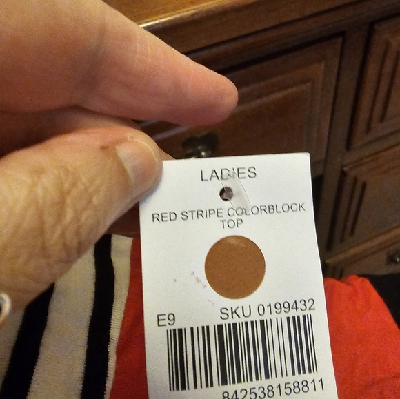 NEW. TOP WOMEN'S SIZE MEDIUM - Picture 8 of 8